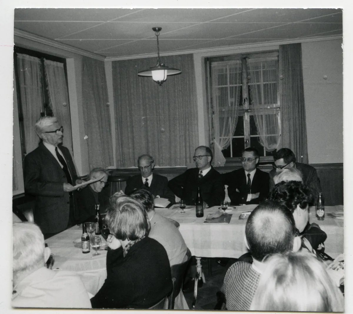 Am Eröffnungsakt zur Vereinsgründung sprach auch Paul Kläuis Bruder Hans. Auch er war gefeierter Lokalhistoriker - aber mit einer dunklen Vergangenheit. Schwarzweissfoto Mann hält Rede in Saal